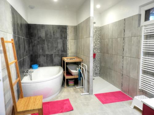 Ванная комната в Gîte Beaumont-la-Ronce, 5 pièces, 8 personnes - FR-1-381-97