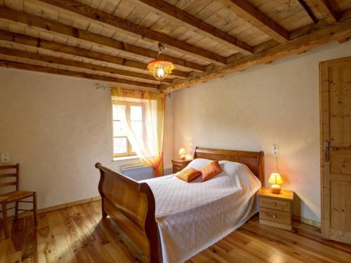 um quarto com uma cama e um tecto de madeira em Gîte Saint-Just-en-Bas, 4 pièces, 6 personnes - FR-1-496-19 em Saint-Just-en-Bas