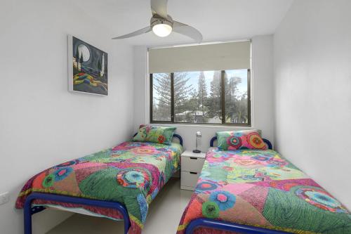 Un dormitorio con dos camas y una ventana. en Holiday Central, Tasman Towers Unit 2, 3 Munster Street,, en Port Macquarie