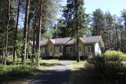 a small house in the middle of a forest at Lohijärven Eräkeskus in Lohijärvi