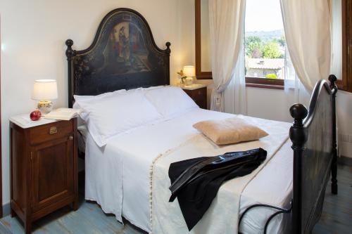 a bedroom with a large bed with a black headboard at Agriturismo Il Cantico di San Francesco in Palazzo