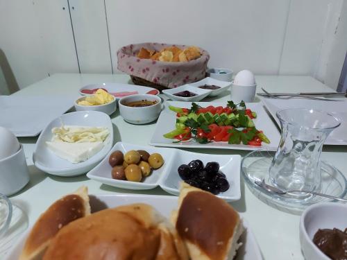 Φωτογραφία από το άλμπουμ του Celil Pansiyon στο Αϊβαλί