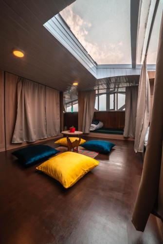 Voodi või voodid majutusasutuse Tag Along 2 0 Hostel Gangtok toas