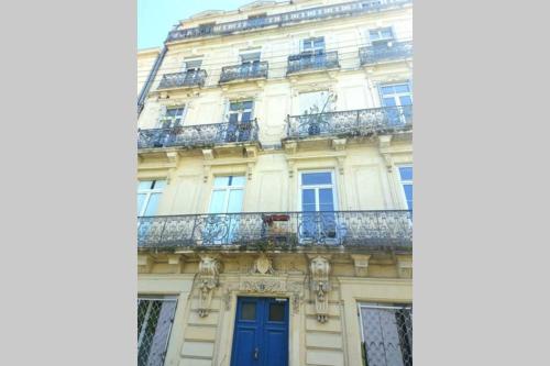 a building with blue doors and a balcony at Appart l'Echappée Belle, Centre Historique, Gare in Montpellier