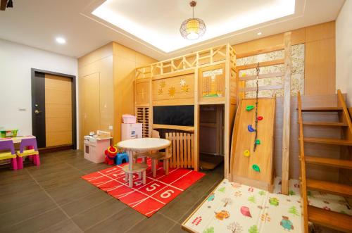a room with a bunk bed and a table at 宜人生活溜滑梯親子民宿 Easylife B&B in Dongshan