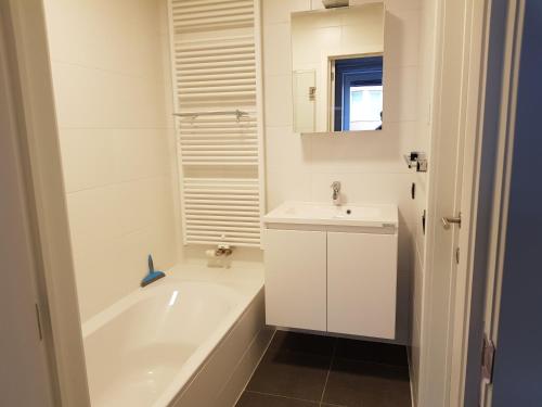 Ένα μπάνιο στο Koksijde Zeedijk LaDigue102 appartement garage excl-lateraal zeezicht