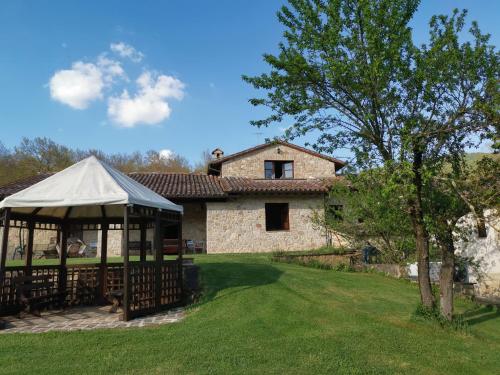 a building with a gazebo in a yard at Il Vignale in Massa Martana