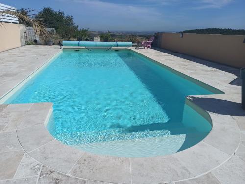 - une piscine avec toboggan dans l'établissement Chez Chantal, à Étables