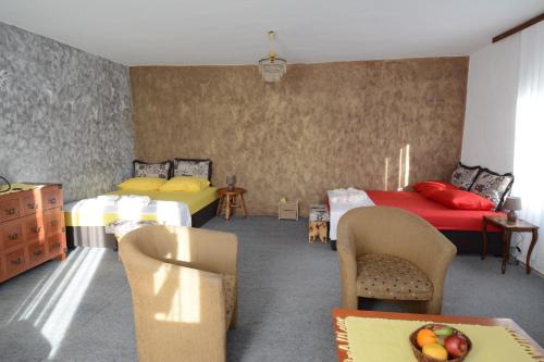 Zimmer mit 2 Betten, 2 Tischen und Stühlen in der Unterkunft Country Lake House Kojicic in Virpazar
