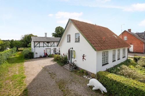 a white house with a sheep outside of it at Korinth Bed & Breakfast in Fåborg