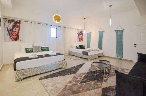 Un pat sau paturi într-o cameră la YalaRent Caesar's Villa with Private Pool