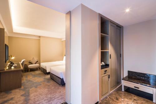 a hotel room with a bed and a tv at Aber Khamis Mushait in Khamis Mushayt