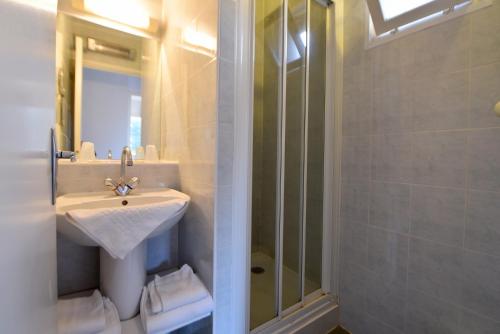 une salle de bain avec un lavabo et une douche dans l'établissement Résidence U Nebbiu, à Olmeta-di-Tuda