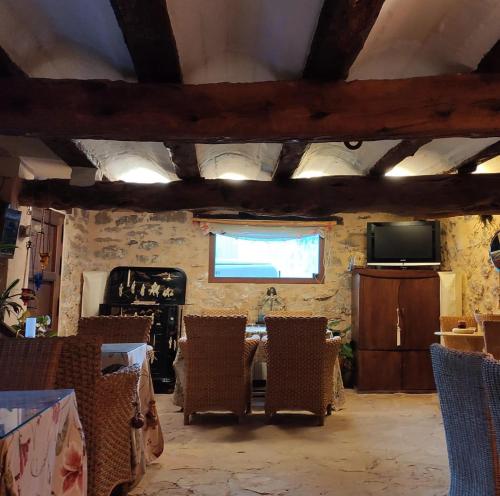 Zimmer mit Stühlen, einem Tisch und einem TV in der Unterkunft Xana Casa Rural in Terriente