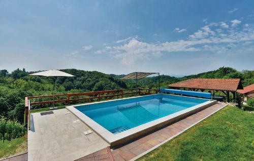 una piscina en medio de un patio en Green Paradise, en Donje Gredice