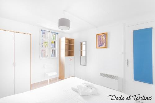 Cette chambre blanche dispose d'un miroir et d'une porte. dans l'établissement Great 1 bedroom downtown - Dodo et Tartine, à Toulon