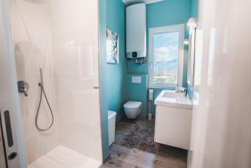 łazienka z białą umywalką i toaletą w obiekcie Ferienwohnung Montelago w mieście Gargnano
