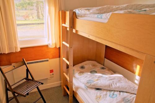 Una cama o camas en una habitación de Inveraray Hostel