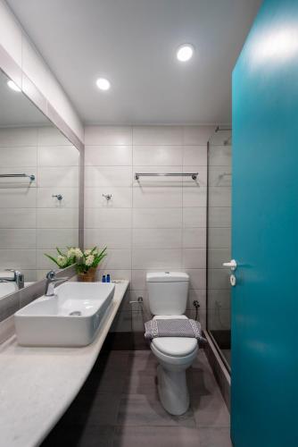 パリキアにあるHotel Aegeonの白いトイレと洗面台のあるバスルーム