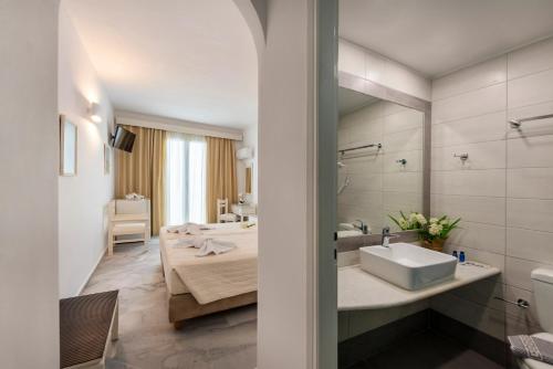 łazienka z umywalką i wanną w obiekcie Hotel Aegeon w mieście Parikia