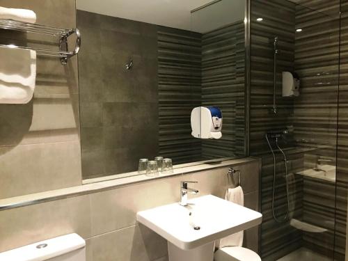 a bathroom with a sink and a shower at Hotel Mirador in Velilla de San Antonio