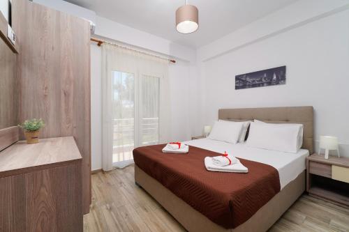 奧林匹亞達的住宿－Olive Garden，一间卧室配有一张床,上面有两条毛巾