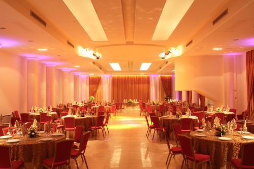 un salón de banquetes lleno de mesas y sillas en Jonico Hotel, en Torre San Giovanni