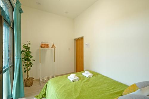 Säng eller sängar i ett rum på Oji Natural Cosy House