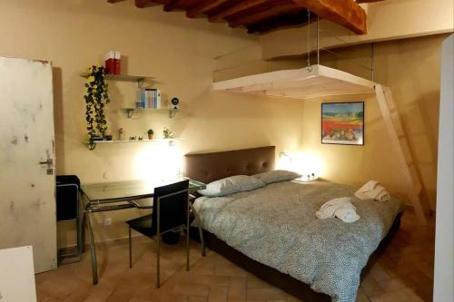 um quarto com uma cama e uma secretária com uma secretária. em tra Miracoli e Cavalieri em Pisa