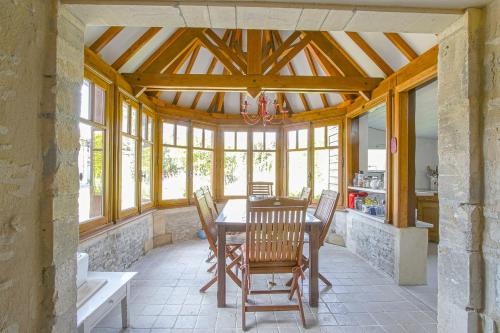 une salle à manger avec une table et des chaises dans l'établissement LE TIVOLI 1853, à Grandcamp-Maisy