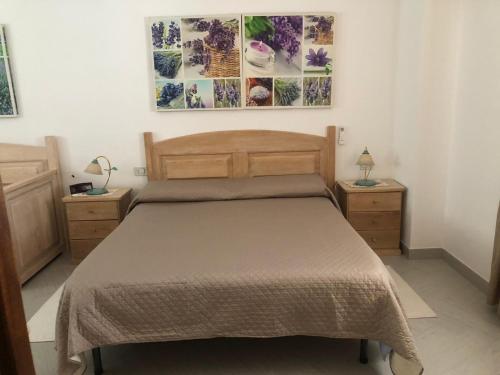 um quarto com uma cama e duas mesas de cabeceira em Casa Azzurra em Santa Teresa Gallura