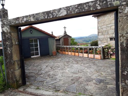 una entrada a una casa con un patio de piedra en Casa Camino Santiago-Fisterra, en Amés