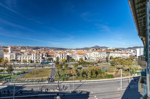 une vue d'une ville depuis un bâtiment dans l'établissement Gorgeous 1 Bdr with gardens view in the Old Town, à Nice