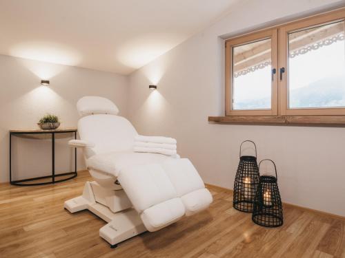 a white dentist chair in a room with a window at VAYA Zillertal inklusive Gästekarte Erste Ferienregion Zillertal in Aschau