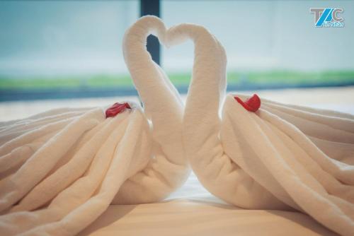 two white swans shaped like a heart at Amacon Hotel & Coffee in Buôn Kô Sir