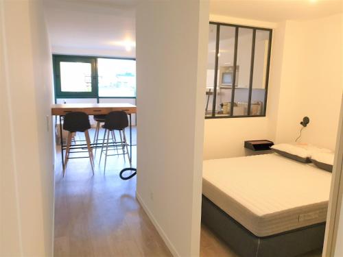 une chambre avec un lit, une table et des chaises dans l'établissement Dana centre mer 11, à Nice