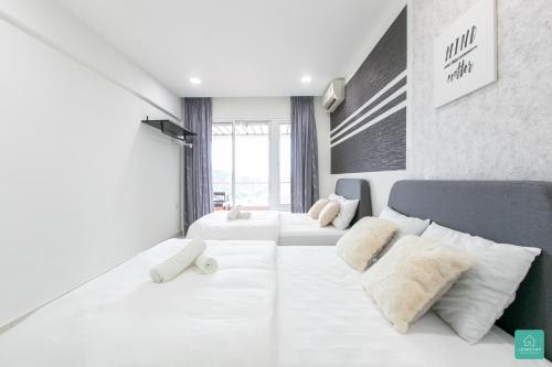 Postel nebo postele na pokoji v ubytování Jomstay Octagon Duplex Penthouse Ipoh Town