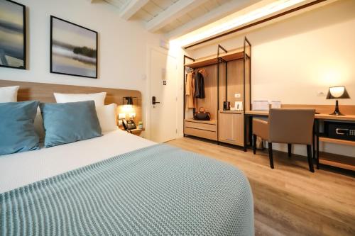 sypialnia z łóżkiem, stołem i biurkiem w obiekcie Bergamo Inn 15 w Bergamo