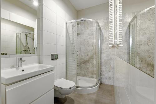 a bathroom with a toilet and a shower and a sink at Apartament w centrum, zarezerwuj teraz in Lublin