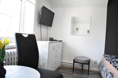 Una televisión o centro de entretenimiento en Ubytování U Andílka