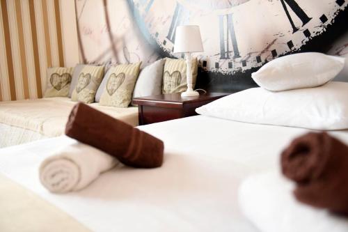 Posteľ alebo postele v izbe v ubytovaní Apartament City, Clock