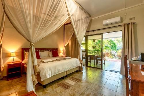 Säng eller sängar i ett rum på Dzimbahwe Guest Lodge