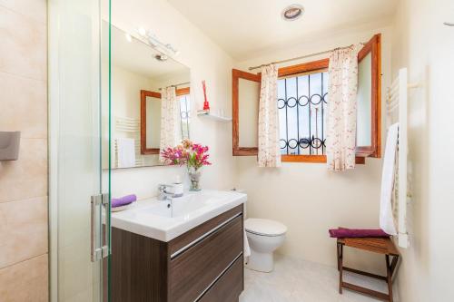 アルクーディアにあるVilla Aucanadaのバスルーム(洗面台、トイレ付)、窓が備わります。