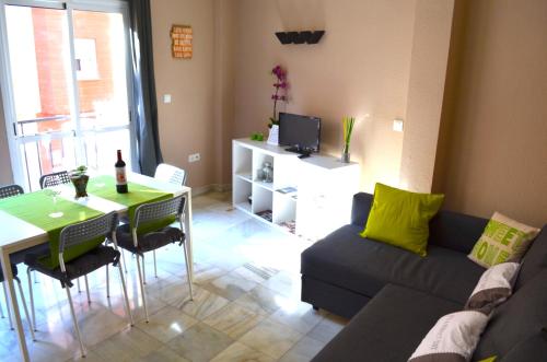 uma sala de estar com um sofá e uma mesa em ENJOY Apart. Centro y Playa Cervantes em Málaga