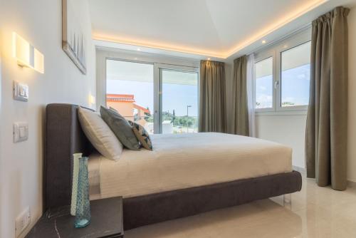 a bedroom with a bed and a large window at Residence Meridian Unità 7 in Villa San Pietro