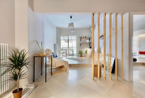 テッサロニキにある#Pretty Riki Apt by halu! Apartmentsの白い壁のリビングルーム、ダイニングルーム