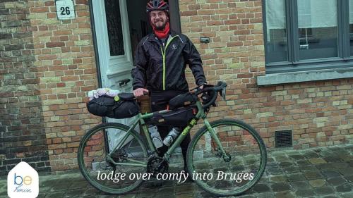 Montar en bicicleta en be house o alrededores