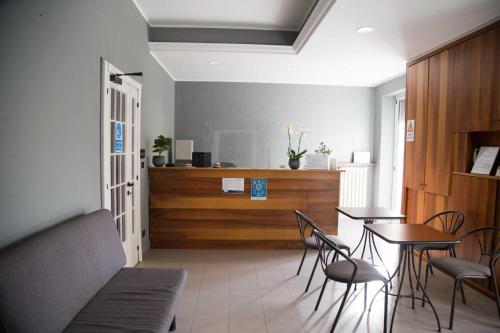 ein Wohnzimmer mit einem Tisch und Stühlen in der Unterkunft HOTEL LIDIA in Mergo