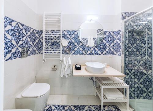 a bathroom with blue and white tiles on the wall at Villa Livia in Ischia