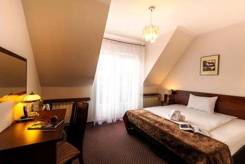 Postel nebo postele na pokoji v ubytování Hotel Kasztelan